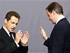 Summit NATO v Lisabonu. Britský premiér David Cameron (vpravo) a francouzský prezident Nicolas Sarkozy.