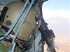 Zaútoí Taliban? Kdy eský vrtulník letí nad Afghánistánem, jsou na pozoru zejména stelci. Ohroení me pijít z hor