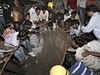 V Indii se zítil obytný dm, zemelo 32 lidí.