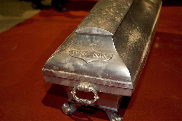 Otevírání hrobky a vynesení ostatk� Tycha de Braha v Týnském chrámu.