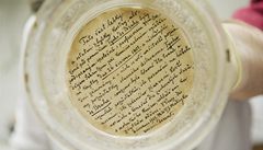 Listek na dn� sklen�né nádoby s obli�ejovou �ástí Tycho Braha, text pochází z roku 1901, kdy byla hrobka poprvé po 300 letech otev�ena 