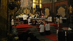 Pra�ský arcibiskup Dominik Duka celebroval v kostele Matky Bo�í p�ed Týnem v Praze m�i p�ed ulo�ením ostatk� dánského astronoma Tychona Braha zp�t do hrobu 