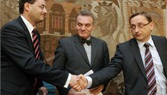 Vyjednavai Boris astný (vlevo) a Rudolf Blaek s praským lídrem strany Bohuslavem Svobodou (uprosted) po tiskové konferenci
