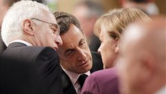 Summit NATO v Lisabonu. Francouzský prezident Nicolas Sarkozy diskutuje s n�meckou kanclé�kou Angelou Merkelovou.