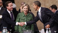 Summit NATO v Lisabonu. Britský premiér David Cameron (vlevo), americká ministryn� zahrani�í Hillary Clintonová a americký prezident Barack Obama.