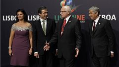 Summit NATO v Lisabonu. �eský prezident Václav Klaus (druhý zprava) se zdraví s generálním tajemníkem NATO Andersem Rasmussenem (druhý zleva), jeho �enou Anne-Mette a portugalským premiérem Jose Socratesem.