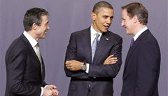 Summit NATO v Lisabonu. Generálním tajemník NATO Anders Rasmussen (vlevo), americký prezident Barack Obama a britský premiér David Cameron.