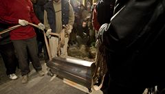 Otevírání hrobky a vynesení ostatk� Tycha de Braha v Týnském chrámu.