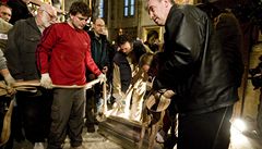 Otevírání hrobky a vynesení ostatk� Tycha de Braha v Týnském chrámu.