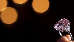 Ženevou otřásla rekordní dražba. Růžový diamant za 833 milionů korun
