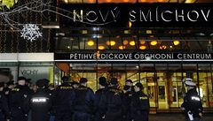 Tři hrozby bombou. Policie vyklidila obchody i kasino v Praze