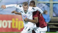 Slovácko - Sparta (Luká Kubá, vlevo, a Leonard Kweuke)