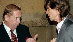 Václav Havel hovoí se zpvákem skupiny Rolling Stones Mickem Jaggerem na veírku po premiée hry Rock 'N' Roll.