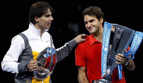Rafael Nadal (vlevo) a Roger Federer.
