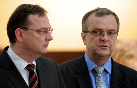 Ministr financ Miroslav Kalousek (vpravo) a premir Petr Neas.