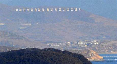 Pohled z jihokorejského ostrova Jonpchjong na území KLDR. 