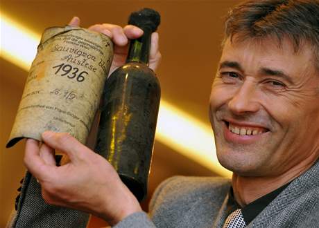 Radomil Baloun z vinaství Baloun Velké Pavlovice ukazuje lahev zejm nejstarího vína v R.