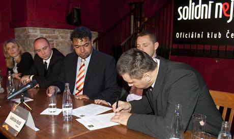 Carl Holness a Ladislav Kutil podepisují smlouvu o smlouvě budoucí.