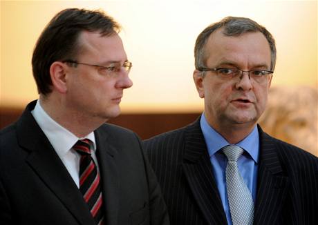 Ministr financí Miroslav Kalousek (vpravo) a premiér Petr Neas.