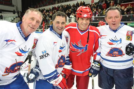 Charitativn hokejov zpas HC Olymp proti ruskm hvzdm. V Moskv si zahrl i bval premir Mirek Topolnek (vlevo) a herec Martin Dejdar, kter tm vedl.