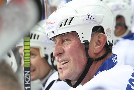 Bývalý premiér Mirek Topolánek si v Moskv zahrál za hokejový tým HC Olymp
