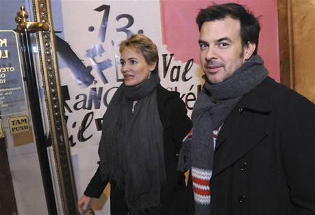Projekc filmu Profesionln manelka byl v praskm kin Lucerna zahjen Festival francouzskho filmu. Zahjen se zastnil reisr Franois Ozon a hereka Judith Godrecheov (vlevo). 