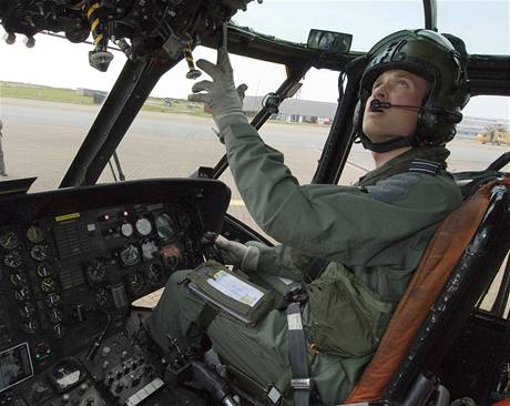 Princ William v kokpitu helikoptéry