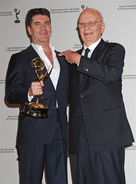 Simon Cowell s cenou Emmy a mediálním magnátem Rupertem Murdockem.