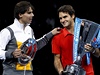 Rafael Nadal (vlevo) a Roger Federer.
