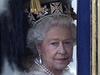Britská královna Albta II. odjídí v královském koáe z Buckinghamského paláce do parlamentu, aby pednesla program nové vlády. Její hlavní prioritou je sniování rozpotového deficitu. 