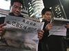 Lidé tou speciální novinové vydání informující o severokorejském dlosteleckém útoku na jihokorejský ostrov
