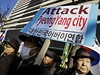 Protesty Jihokorejc proti odstelování ostrova Jonpchjong. 