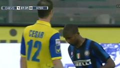 Eto´o hlavi�kuje do hrudi Césara.