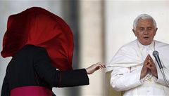 Biskup pidruje plá Papei Benediktu XVI. bhem generální audience ve Vatikánu. Zejm bylo vtrno.
