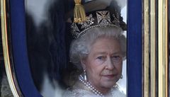 Britská královna před lety zapomněla kalhotky v letadle, teď se draží