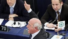  Britský europoslanec Godfrey Bloom b�hem projevu �éfa socialist� Martina Schulze zvolal "ein volk, ein reich, ein führer".
