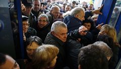 V bulharské Sofii otevřeli nový Lidl, dav vzal obchod 'útokem'