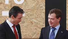 éf aliance Anders Fogh Rasmussen a ruský prezident Dmitrij Medvedv na summitu v Lisabonu