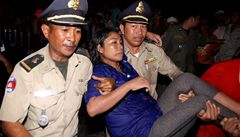 Pi nehod v Kambodi se zranilo sedm lid vetn echa. idi z msta ujel