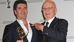 Simon Cowell s cenou Emmy a mediálním magnátem Rupertem Murdockem.