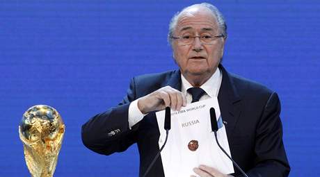 Sepp Blatter s volebním lístkem Ruska.