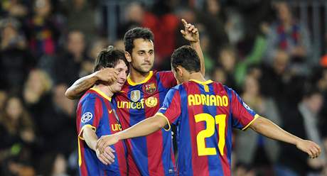 Barcelonská radost: Messi, Victor Vazquez a Adriano.