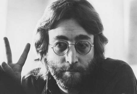 Aukční síň nabídla Lennonovy legendární kulaté brýle. I přes poškození se  prodaly za 4 miliony | Zajímavosti | Lidovky.cz