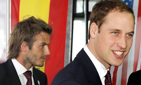 Princ William, v pozadí David Beckham.