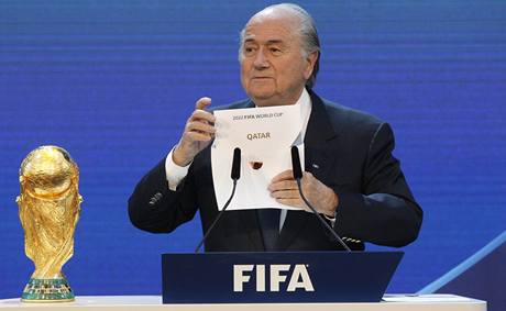 Sepp Blatter s volebním lístkem Kataru.