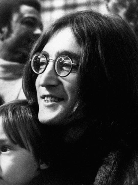 John Lennon na snmku z roku 1968.