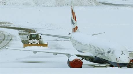 Sníh na nkterých evropských letitích blokuje provoz. (ilustraní foto)