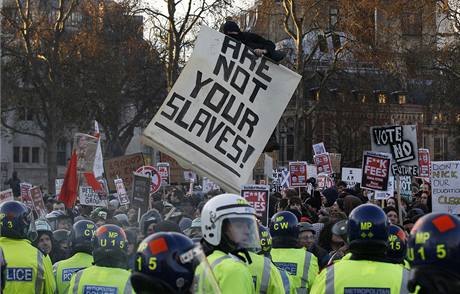 Protesty ped budovou parlamentu v Londn proti zven kolnho