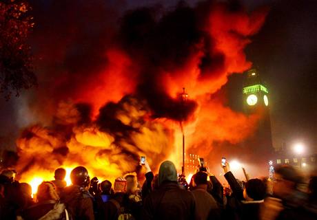 Protesty ped budovou parlamentu v Londýn proti zvýení kolného