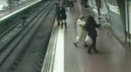 V madridském metru spadl do kolejit opilý mu. Policista mimo slubu ho zachránil.